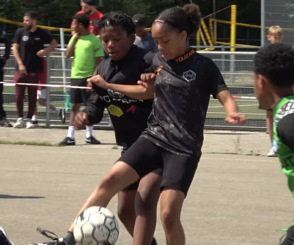 Zomer Kick-Off trekt 400 jongeren: ‘Met straatvoetbal van straat krijgen’