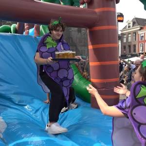 Blunderen met bier: dit was de Delftse Kelnerrace 2025
