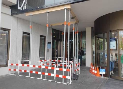 Plafond verzakt bij hoofdingang Reinier de Graafziekenhuis