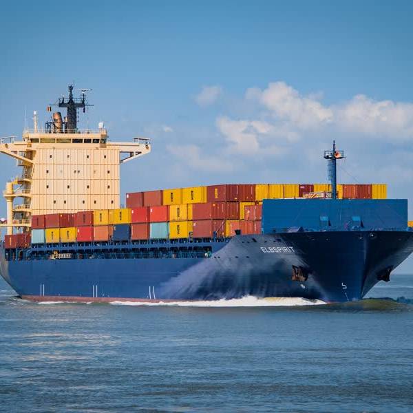 Bommelding op containerschip, tientallen rechercheurs sporen Delftse verdachte op