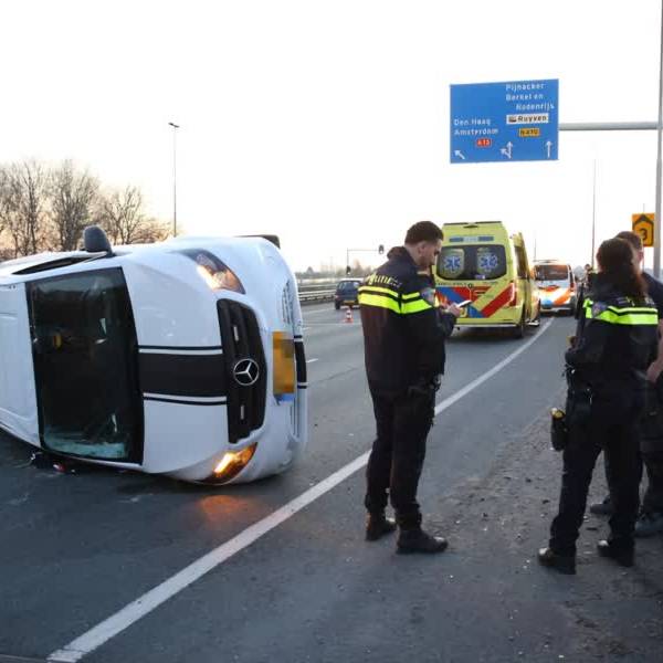 Botsing op Kruithuisplein, busje belandt op zijkant