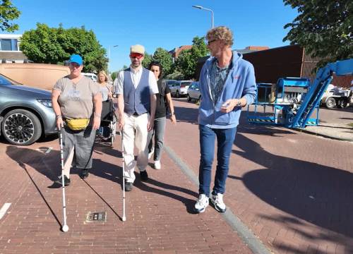 Ervaringswandeling in Delft legt knelpunten voor (visueel) beperkten bloot