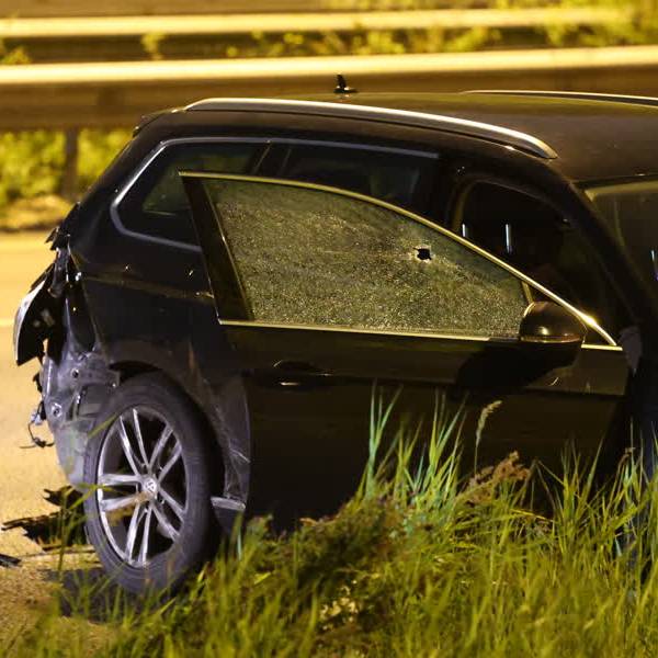 Taxi beschoten op snelweg, politie doet onderzoek bij achtergelaten auto