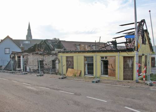 Politie onderzoekt brandstichting bij compleet verwoest leegstaand café