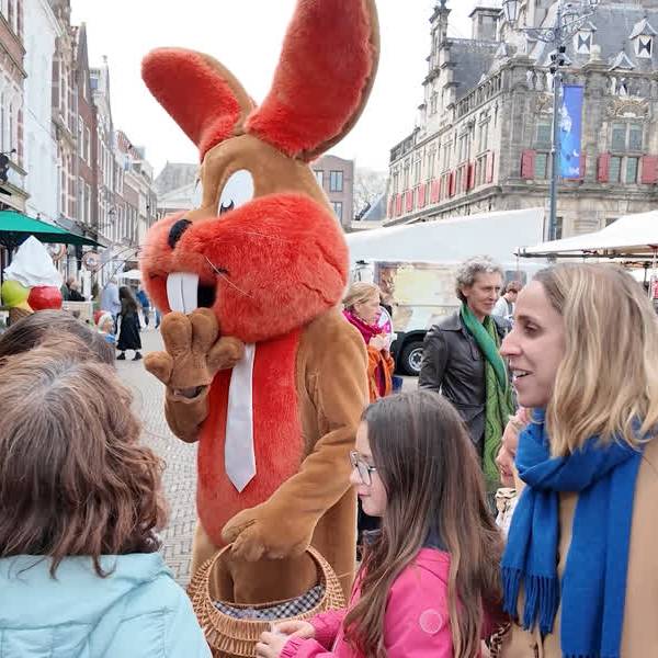 De Paashaas brengt bezoek aan Delftse markt