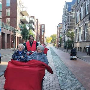 Riksja's brengen Delftse ouderen naar de horeca: 'Jaren niet meer in de stad geweest'
