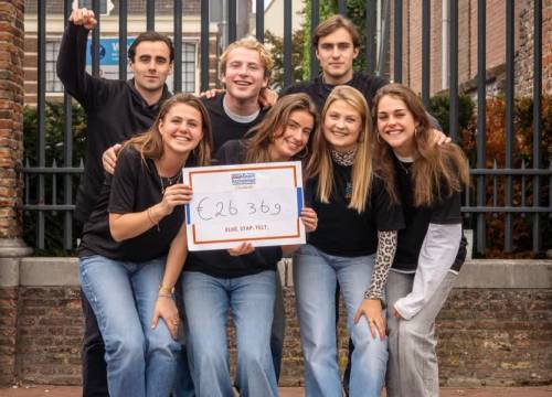 Studenten halen bijna 27.000 euro op voor Alzheimeronderzoek