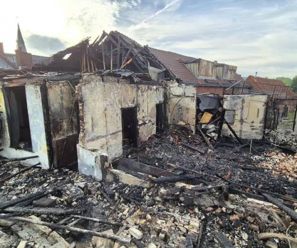 Afgebrand café wordt maar niet gesloopt, omwonenden boos: 'Gooi het plat'