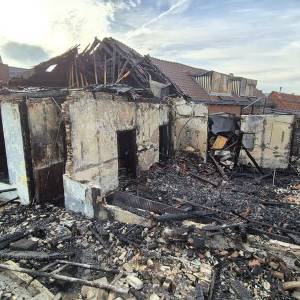 Afgebrand café wordt maar niet gesloopt, omwonenden boos: 'Gooi het plat'