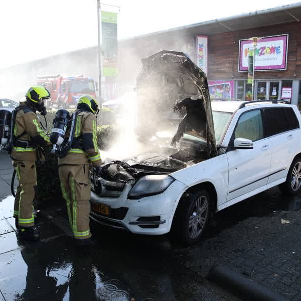 Auto zwaar beschadigd na brand aan de Leeuwenstein