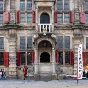 Veel stemmers bij stadhuis: ‘Ik voel me net de burgemeester uit Swiebertje’