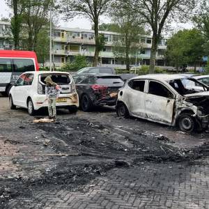 Vlammenzee in Delft, auto's vermoedelijk in brand gestoken