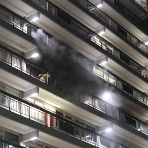 Acht personen nagekeken in ambulance na flatbrand Lisztstraat, waaronder jonge kinderen