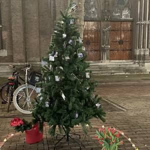 Kerstboom vol met foto's van vermoorde Iraniërs: 'Zij hebben gevecht voor vrijheid verloren'