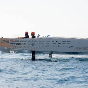 Waterstofboot 'vliegt' over het water en pakt wereldtitel