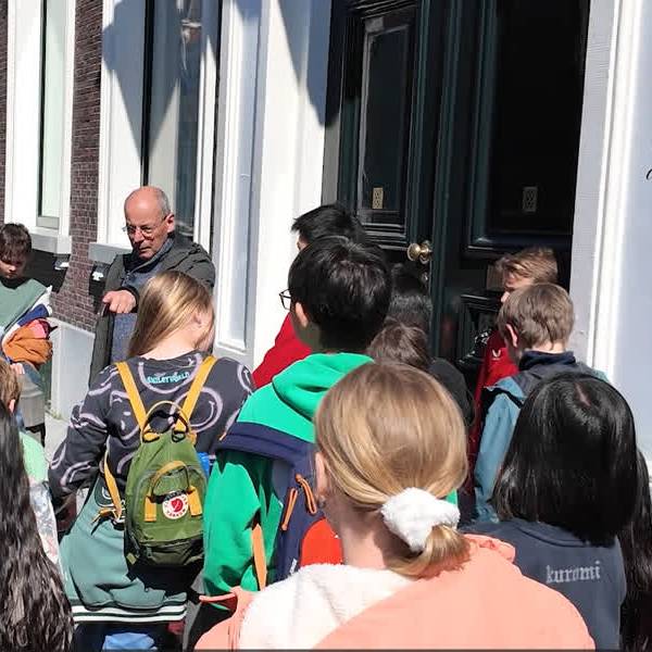 80 jaar bevrijding: Kinderen maken wandeling door Joods Delft