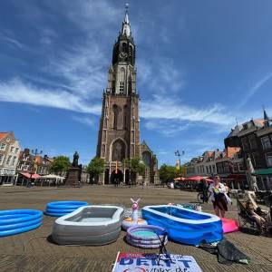 Opblaasbadjes en waterpret: Ludieke actie voor Delfts buitenzwembad