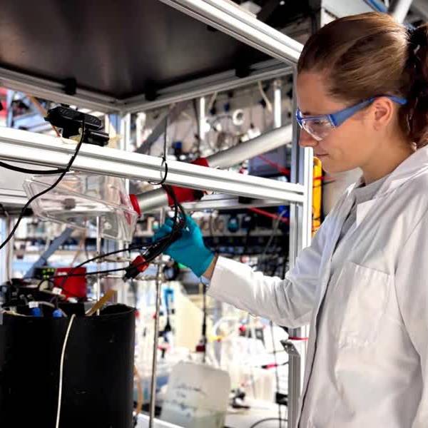 Schuimende oplossing: Onderzoekers TU Delft verwijderen PFAS uit afvalwater