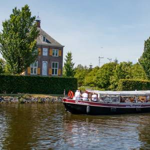 Replica van eeuwenoude trekschuit gaat deze zomer weer varen tussen Den Haag en Delft