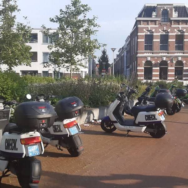 Gemeente over te veel deelscooters in Delft: ‘niet onwenselijk’