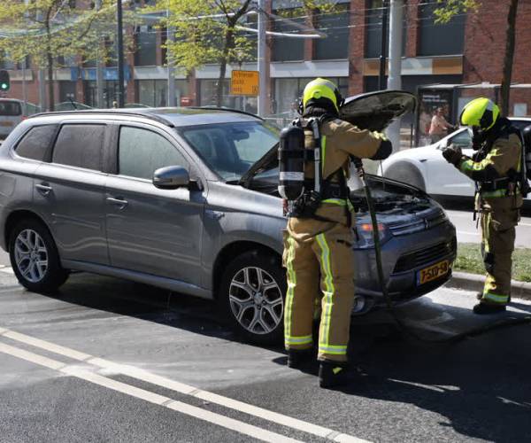 Auto vat vlam op zuidwal, verkeer korte tijd vast