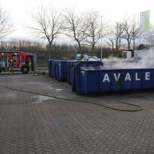 Afval van vreugdevuren opnieuw in brand aan de Schieweg Delft