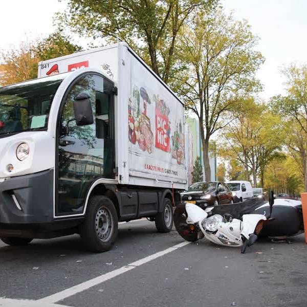 Scooterrijder gewond na botsing met bezorgauto op Buitenhofdreef