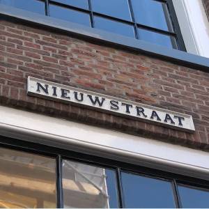Halfjaar na brand bloeit Nieuwstraat weer op