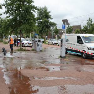 Waterballet op Wateringsevest: honderden liters water stroomden uit aangereden brandkraan