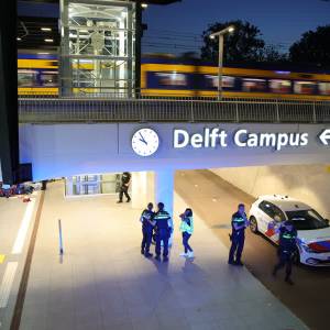 Zwaargewonde man gereanimeerd op station Delft Campus, politie doet onderzoek