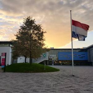 Vlag halfstok op TU Delft
