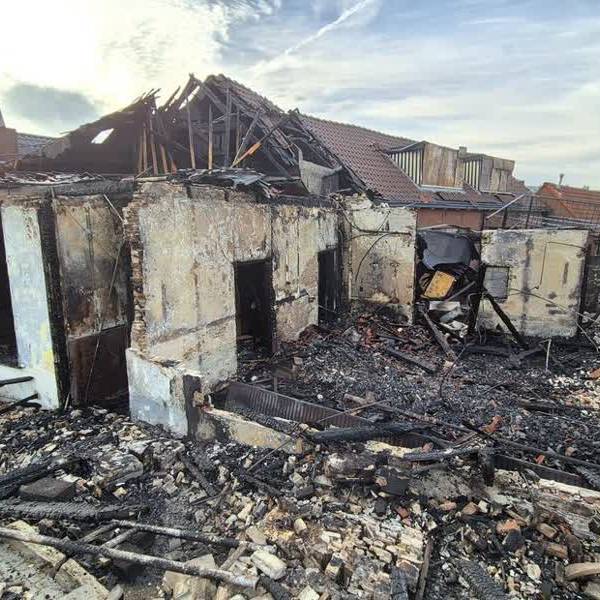 Afgebrand café wordt maar niet gesloopt, omwonenden boos: 'Gooi het plat'