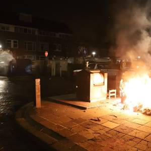 Opnieuw meerdere containers in brand gestoken