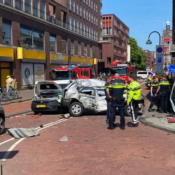 Automobilist rijdt met hoge snelheid tegen bedrijfspand: 
