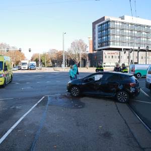Auto botst op ambulance tijdens spoedrit op kruising Westlandseweg