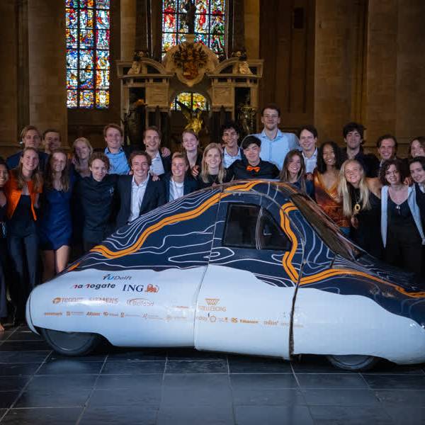 Auto van TU Delft-studenten rijdt als eerste ter wereld op duurzame brandstoffen
