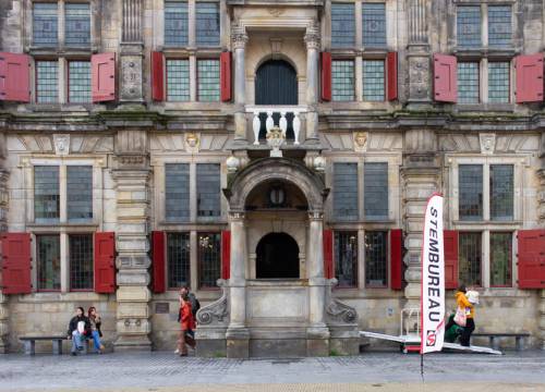Veel stemmers bij stadhuis: ‘Ik voel me net de burgemeester uit Swiebertje’