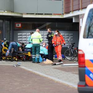 Man zwaargewond na val uit regenpijp in Delft
