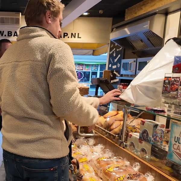 Pokémonkaarten trekken al vroeg klanten bij Bakker Jaap: 