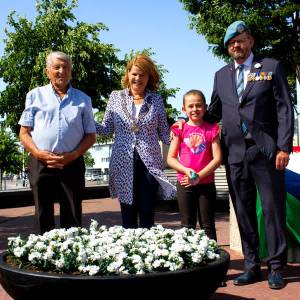 Stacey (8) plant witte anjer in Delft om veteranen te eren