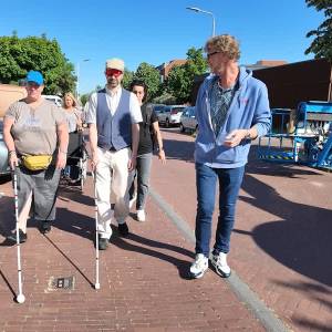 Ervaringswandeling in Delft legt knelpunten voor (visueel) beperkten bloot