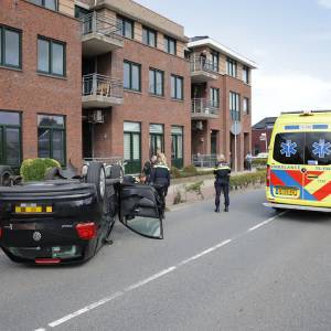 Auto belandt op dak na ongeval op Delftsestraatweg