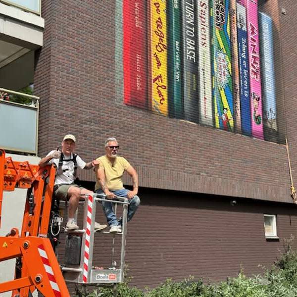 Kunst in West van start: Reusachtige boekenkast siert muur in Voorhof