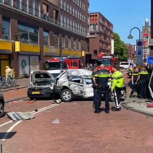 Automobilist rijdt met hoge snelheid tegen bedrijfspand: 