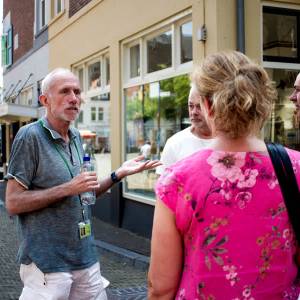 Duizenden toeristen maken jaarlijks kennis met Delft: van Hugo de Groot tot hakenkruispaal