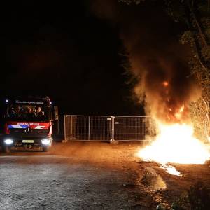 Brandstichting: Drie dixi’s volledig in vlammen op in Delftse Hout