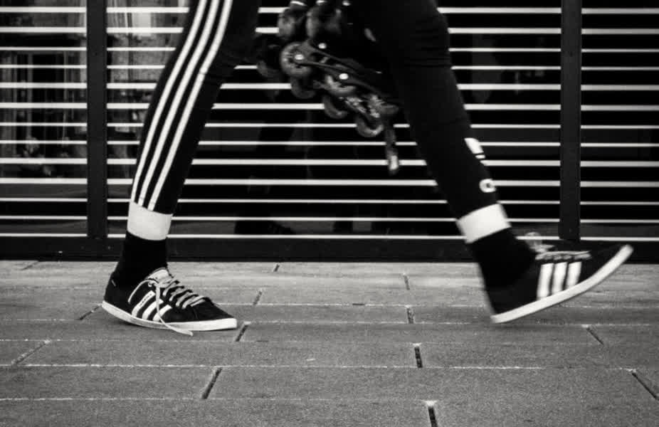 Berg kleding op Slager veiligheid Delftenaar (23) gepakt met tientallen neppe Adidas schoenen | Omroep Delft