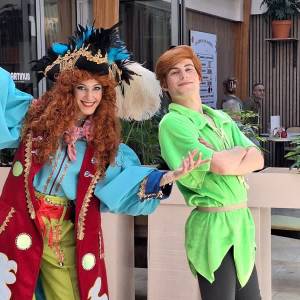 Fantasiefiguren komen tot leven bij sprookjesparade in De Hoven