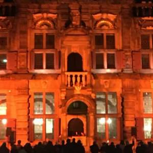 Delftse stadhuis en Nieuwe kerk kleuren oranje