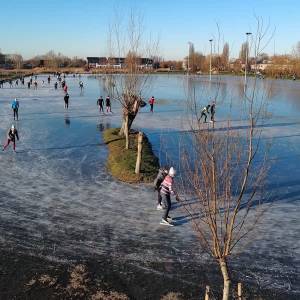 (VIDEO) Delftenaren genieten van natuurijsbaan in Schipluiden
